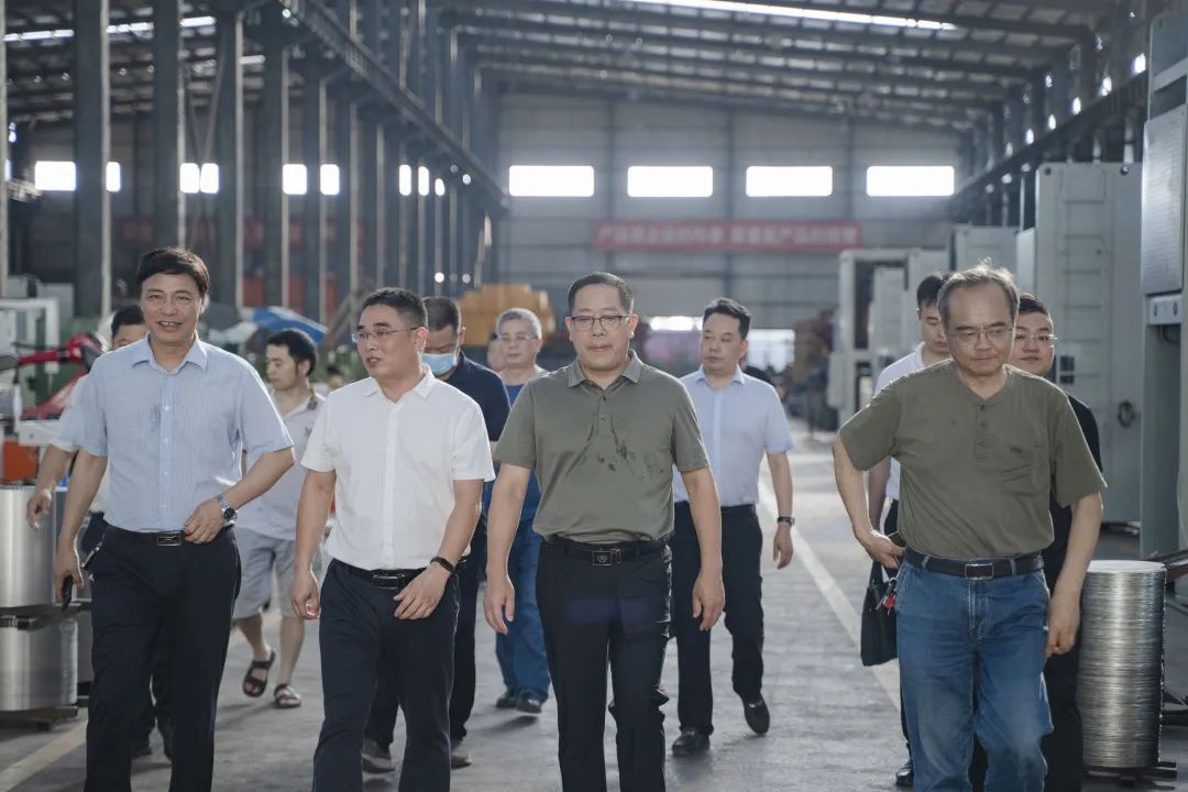 衡東縣縣委副書記、縣長(zhǎng)對(duì)朝陽集團(tuán)自動(dòng)化生產(chǎn)線進(jìn)行視察